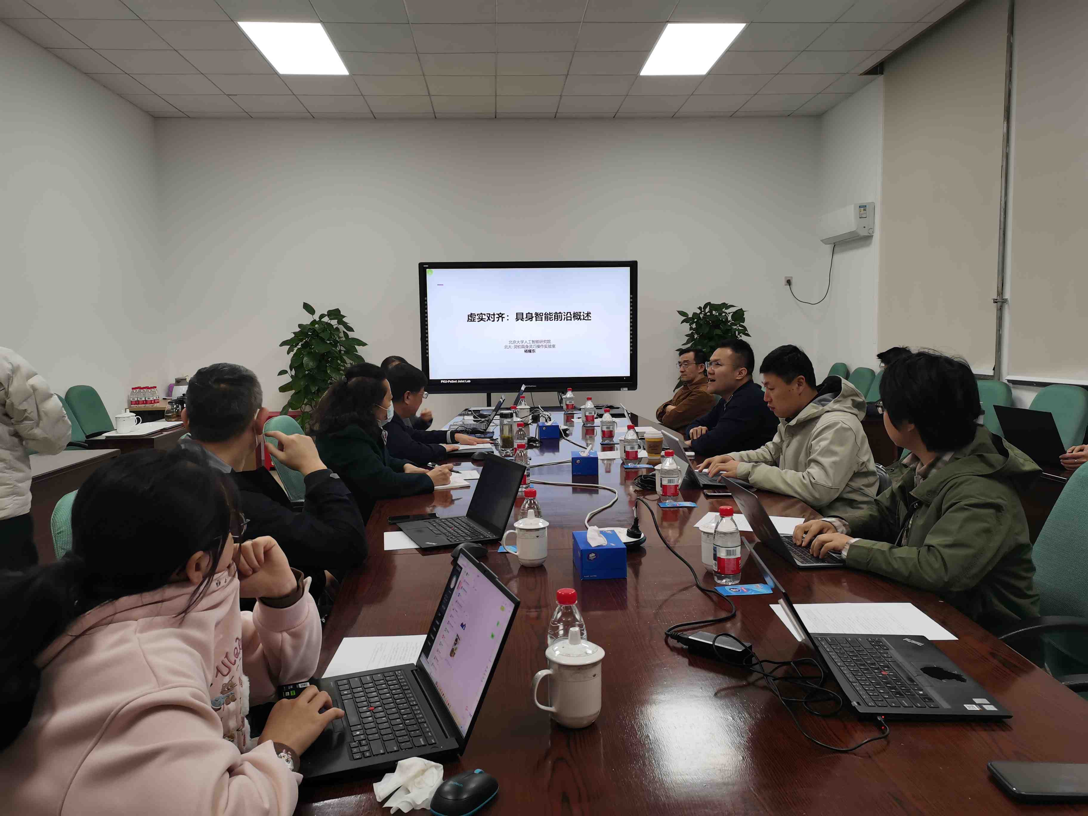 图1 北大人工智能研究院博雅学者杨耀东研究员主讲“虚实对齐:具身智能前沿概述”.jpg